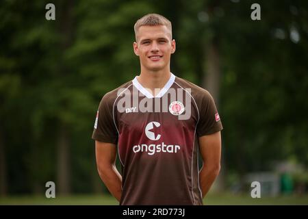Hamburg, Deutschland. 18. Juli 2023. Fußball: 2. Bundesliga, Fotosession FC St. Pauli, Trainingszentrum Kollaustraße, Teamfoto. Bennet Winter. Kredit: Christian Charisius/dpa/Alamy Live News Stockfoto