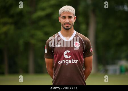 Hamburg, Deutschland. 18. Juli 2023. Fußball: 2. Bundesliga, FC St. Pauli Fotosession, Kollaustraße Trainingszentrum, Teamfoto. Elias Saad. Kredit: Christian Charisius/dpa/Alamy Live News Stockfoto