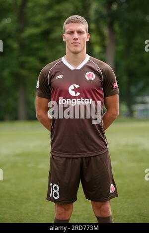 Hamburg, Deutschland. 18. Juli 2023. Fußball: 2. Bundesliga, Fotosession FC St. Pauli, Trainingszentrum Kollaustraße, Teamfoto. Jakov Medic. Kredit: Christian Charisius/dpa/Alamy Live News Stockfoto