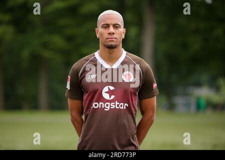 Hamburg, Deutschland. 18. Juli 2023. Fußball: 2. Bundesliga, Fotosession FC St. Pauli, Trainingszentrum Kollaustraße, Teamfoto. Etienne Amenyido. Kredit: Christian Charisius/dpa/Alamy Live News Stockfoto