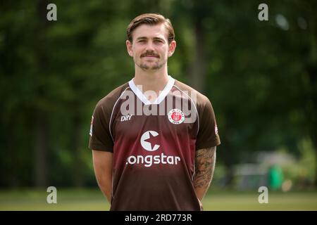 Hamburg, Deutschland. 18. Juli 2023. Fußball: 2. Bundesliga, Fotosession FC St. Pauli, Trainingszentrum Kollaustraße, Teamfoto. Connor Metcalfe. Kredit: Christian Charisius/dpa/Alamy Live News Stockfoto