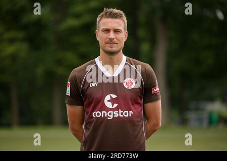 Hamburg, Deutschland. 18. Juli 2023. Fußball: 2. Bundesliga, Fotosession FC St. Pauli, Trainingszentrum Kollaustraße, Teamfoto. Hauke Wahl. Kredit: Christian Charisius/dpa/Alamy Live News Stockfoto