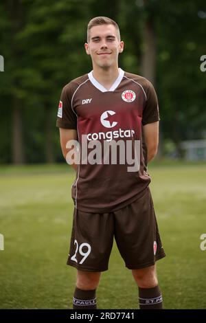 Hamburg, Deutschland. 18. Juli 2023. Fußball: 2. Bundesliga, Fotosession FC St. Pauli, Trainingszentrum Kollaustraße, Teamfoto. Luca Günther. Kredit: Christian Charisius/dpa/Alamy Live News Stockfoto