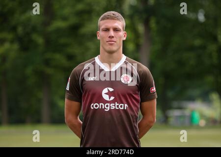 Hamburg, Deutschland. 18. Juli 2023. Fußball: 2. Bundesliga, Fotosession FC St. Pauli, Trainingszentrum Kollaustraße, Teamfoto. Jakov Medic. Kredit: Christian Charisius/dpa/Alamy Live News Stockfoto