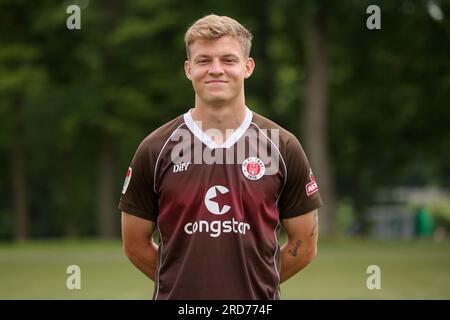 Hamburg, Deutschland. 18. Juli 2023. Fußball: 2. Bundesliga, Fotosession FC St. Pauli, Trainingszentrum Kollaustraße, Teamfoto. David Nemeth. Kredit: Christian Charisius/dpa/Alamy Live News Stockfoto