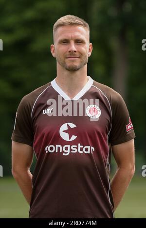 Hamburg, Deutschland. 18. Juli 2023. Fußball: 2. Bundesliga, Fotosession FC St. Pauli, Trainingszentrum Kollaustraße, Teamfoto. Karol Mets. Kredit: Christian Charisius/dpa/Alamy Live News Stockfoto