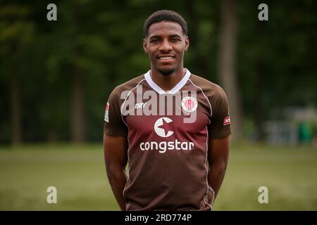 Hamburg, Deutschland. 18. Juli 2023. Fußball: 2. Bundesliga, FC St. Pauli Fotosession, Kollaustraße Trainingszentrum, Teamfoto. Oladapo Afolayan. Kredit: Christian Charisius/dpa/Alamy Live News Stockfoto