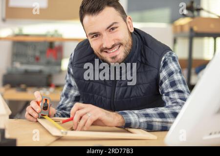 Nahaufnahme des fleißige professionelle ernsthafte Schreiner konzentriert Stockfoto