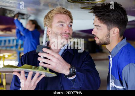 Zwei Mechaniker arbeitet an einer kleinen Flugzeugen Stockfoto
