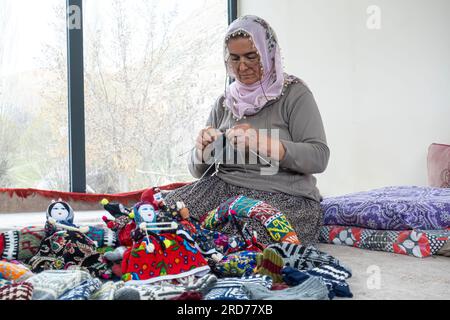 Frauen stricken Weberpuppen im Dorf im Soganli-Tal Kappadokien Stockfoto