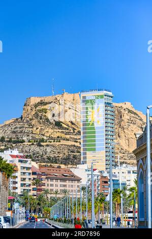 Alicante, Spanien, Stadtbild mit blauem Himmel. Blick vom Yachthafen oder dem Hafenviertel. Stockfoto