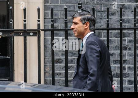 Downing Street, London, Großbritannien. 19. Juli 2023 Der britische Premierminister, Rishi Sunak, fährt von der Downing Street Nr. 10 ab, um an einer Sitzung mit Fragen des Premierministers (PMQ) im Unterhaus teilzunehmen. Foto: Amanda Rose/Alamy Live News Stockfoto