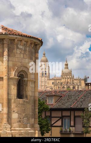 Alte spanische Skyline, Blick auf die barocke Kathedrale in Segovia mit der romanischen Apsis der Iglesia de San Millan im Vordergrund, Spanien. Stockfoto