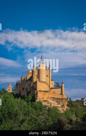 Spanien Sommerreise, Blick auf den Alcazar in Segovia - eine malerische Burg, berühmt für ihre engen Türme und Pfeffertopf-Türme, Spanien. Stockfoto