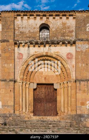 Vera Cruz Segovia, Blick auf die romanische Tür der Vera Cruz Kirche aus dem 12. Jahrhundert mit typischer Chevron- oder Zickzack-Dekoration, Spanien Stockfoto