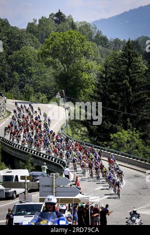 Courchevel, Frankreich. 19. Juli 2023. Das Reiterpaket, das während der Etappe 17 des Radrennens Tour de France von Saint-Gervais Mont Blanc nach Courchevel (165, 7 km), Frankreich, Mittwoch, den 19. Juli 2023, in Aktion gezeigt wurde. Die diesjährige Tour de France findet vom 01. Bis 23. Juli 2023 statt. BELGA FOTO DAVID PINTENS Kredit: Belga News Agency/Alamy Live News Stockfoto