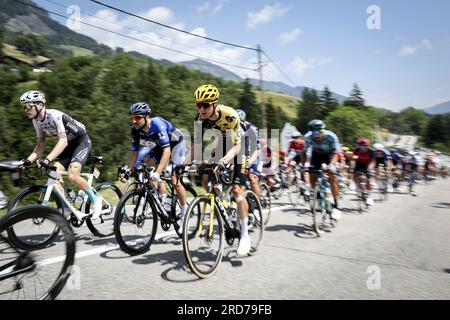 Courchevel, Frankreich. 19. Juli 2023. Das Reiterpaket, das während der Etappe 17 des Radrennens Tour de France von Saint-Gervais Mont Blanc nach Courchevel (165, 7 km), Frankreich, Mittwoch, den 19. Juli 2023, in Aktion gezeigt wurde. Die diesjährige Tour de France findet vom 01. Bis 23. Juli 2023 statt. BELGA FOTO DAVID PINTENS Kredit: Belga News Agency/Alamy Live News Stockfoto