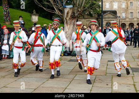 Adlington Morris Men tanzen am Buxton Day of Dance Stockfoto