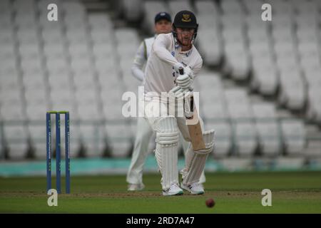 Clean Slate Headingley Stadium, Leeds, West Yorkshire, Großbritannien. 19. Juli 2023. Sussex County Cricket Club beim LV= Insurance County Championship-Kampf im Clean Slate Headingley Stadium. Tom Alsop von Sussex County Cricket Club Schlaggutschein: Touchlinepics/Alamy Live News Stockfoto