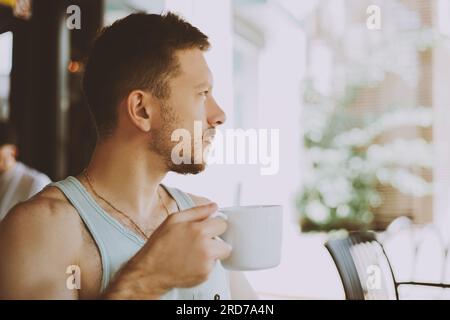 Glücklicher Mann mit einer Tasse Kaffee Stockfoto