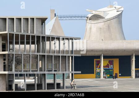 INDIEN, Gebiet der Union, Stadt Chandigarh, der Generalplan der Stadt, unterteilt in Sektoren, wurde vom schweizer-französischen Architekten Le Corbusier in den 1950", Sektor 1 Capitol Complex, Regierungsgebäude mit hyperbolischer Paraboloid-Kuppel auf dem Dach zur Belüftung, parlament von Punjab und Bundesregierung Haryana, Entworfen von Le Corbusier, linkes Monument Tower of Shadows Stockfoto