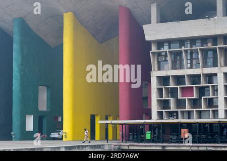 INDIEN, Union Territory, Chandigarh City, der Masterplan der Stadt, unterteilt in Sektoren, wurde vom schweizer-französischen Architekten Le Corbusier im 1950", Sektor 1 Capitol Complex, Regierungsgebäude High Court, verwendet von den Staaten Punjab und Haryana, entworfen von Le Corbusier, heute ein UNESCO-Weltkulturerbe Stockfoto