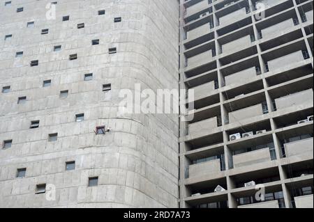 INDIEN, Gebiet der Union, Chandigarh-Stadt, der Generalplan der Stadt, unterteilt in Sektoren, wurde vom schweizer-französischen Architekten Le Corbusier im 1950", Sektor 1 Capitol-Komplex, Bürogebäude des Sekretariats von Punjab und der Regierung Haryana, entworfen von Le Corbusier, Fensterdetails erstellt Stockfoto