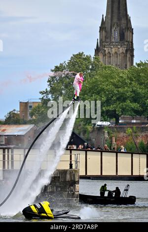 Das Bristol Harbour Festival, 14-16. Juli 2023, war nass, aber es regnete nicht ab, hier mit James Prestwood Flyboarding im Hafen mit weiblichem Kollogen Stockfoto