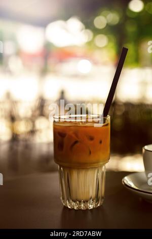 Ein Glas kalten Latte in einem Café Stockfoto