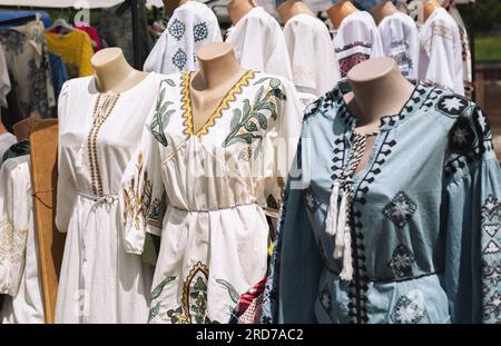 Damenbekleidung auf dem Straßenmarkt Stockfoto