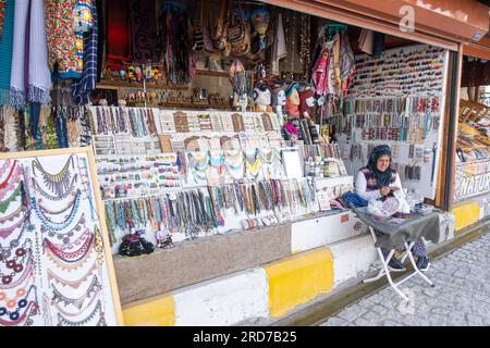 Frau strickt Weberpuppe an ihrem Stand in Uchisar Kappadokien Stockfoto