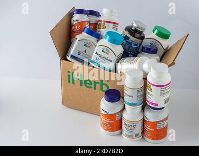 Vitamine, Mineralien und Mikronährstoffe aus iHerb Box. Viele verschiedene Gläser. Biologisch aktive Lebensmittelzusatzstoffe. Nahrungsergänzungsset online kaufen. Arzneimittel für die Gesundheit. Kiew, Ukraine - 13. Juli 2023 Stockfoto