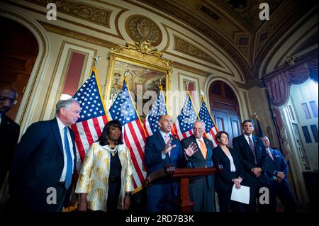 Washington DC, USA. 18. Juli 2023. Der Minderheitenführer Hakeem Jeffries (Demokrat von New York) des United States House hält während einer Pressekonferenz anlässlich der Wiedereinführung des Gesetzes zur Wahlfreiheit am US Capitol in Washington, DC, am Dienstag, den 18. Juli 2023, eine Rede. Kredit: Rod Lamkey/CNP/MediaPunch Stockfoto