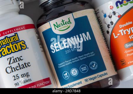 Vitamine, Mineralstoffe Selen aus iHerb. Viele verschiedene Gläser. Biologisch aktive Lebensmittelzusatzstoffe. Nahrungsergänzungsset online kaufen. Arzneimittel für die Gesundheit. Kiew, Ukraine - 13. Juli 2023 Stockfoto