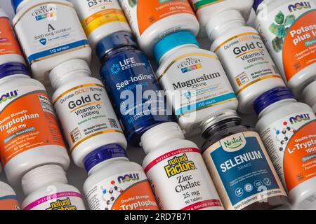 Vitamine, Mineralstoffe und Mikronährstoffe aus iHerb. Viele verschiedene Gläser. Biologisch aktive Lebensmittelzusatzstoffe. Nahrungsergänzungsset online kaufen. Arzneimittel für die Gesundheit. Kiew, Ukraine - 13. Juli 2023 Stockfoto