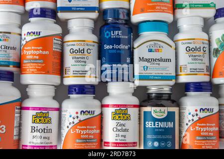 Vitamine, Mineralstoffe und Mikronährstoffe aus iHerb. Viele verschiedene Gläser. Biologisch aktive Lebensmittelzusatzstoffe. Nahrungsergänzungsset online kaufen. Arzneimittel für die Gesundheit. Kiew, Ukraine - 13. Juli 2023 Stockfoto
