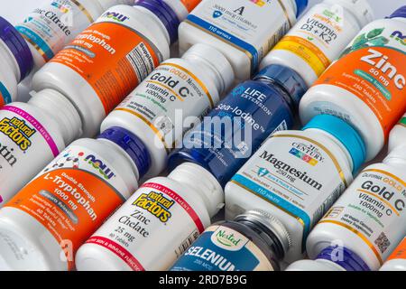 Vitamine, Mineralstoffe und Mikronährstoffe aus iHerb. Viele verschiedene Gläser. Biologisch aktive Lebensmittelzusatzstoffe. Nahrungsergänzungsset online kaufen. Arzneimittel für die Gesundheit. Kiew, Ukraine - 13. Juli 2023 Stockfoto