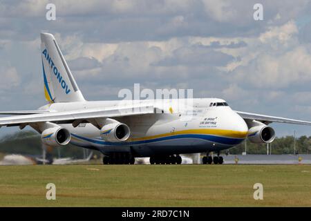 UR-82008 Antonov Airlines Antonov an-124-100m-150 Abflug London Stansted Airport am 17. 2023. Juli, registriert in der Ukraine „Be muve like Okhtyrka“ Stockfoto