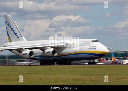 UR-82008 Antonov Airlines Antonov an-124-100m-150 Abflug London Stansted Airport am 17. 2023. Juli, registriert in der Ukraine „Be muve like Okhtyrka“ Stockfoto