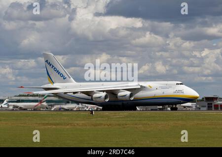 UR-82008 Antonov Airlines Antonov an-124-100m-150 Abflug London Stansted Airport am 17. 2023. Juli, registriert in der Ukraine „Be muve like Okhtyrka“ Stockfoto