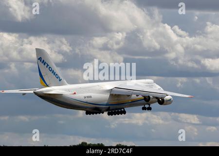 UR-82008 Antonov Airlines Antonov an-124-100m-150 Abflug London Stansted Airport am 17. 2023. Juli, registriert in der Ukraine „Be muve like Okhtyrka“ Stockfoto