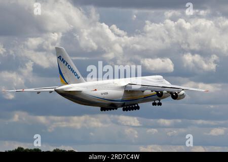 UR-82008 Antonov Airlines Antonov an-124-100m-150 Abflug London Stansted Airport am 17. 2023. Juli, registriert in der Ukraine „Be muve like Okhtyrka“ Stockfoto