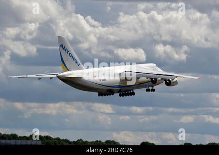 UR-82008 Antonov Airlines Antonov an-124-100m-150 Abflug London Stansted Airport am 17. 2023. Juli, registriert in der Ukraine „Be muve like Okhtyrka“ Stockfoto