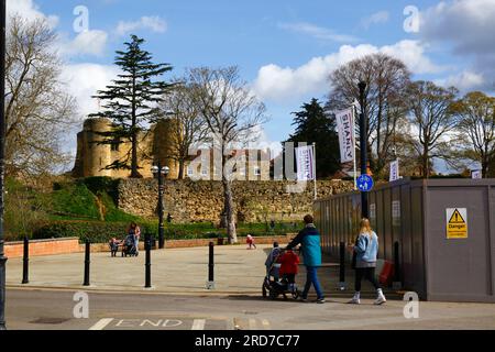 River Walk und Ecke der Baustelle für den neuen Shanly Homes River Walk Wohnkomplex, Burgtor im Hintergrund, Tonbridge, Kent, England Stockfoto