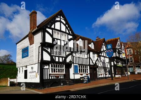 Ye Olde Chequers Inn und andere historische Gebäude mit Holzrahmen im oberen Teil der High Street, Tonbridge, Kent, England Stockfoto