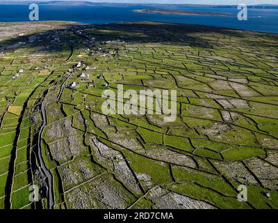 Luftaufnahme von Inishmaan oder Inis Meain auf den Aran-Inseln, County Galway, Irland Stockfoto