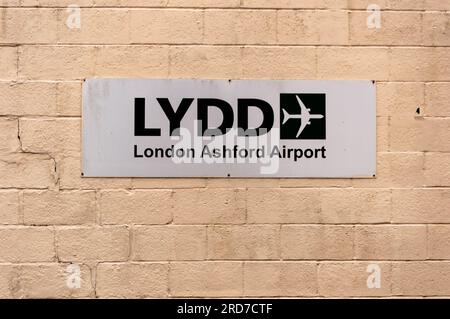 Schild am Flughafen Lydd, Lydd, Kent, England Stockfoto