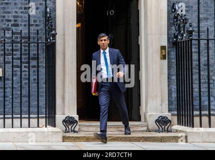London, Großbritannien. 19. Juli 2023. Premierminister Rishi Sunak verlässt die Downing Street 10, um Fragen des Premierministers an das Parlament zu richten. Er wird Sir Keir Starmer über den Versandkarton stellen. Das Parlament wird in Kürze eine 12-wöchige Pause einlegen. Kredit: Mark Thomas/Alamy Live News Stockfoto