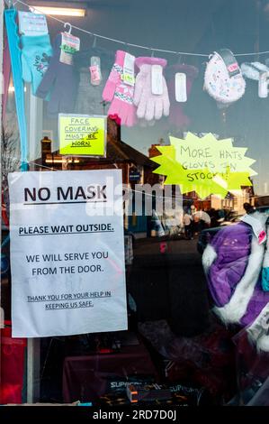 Coronavirus-Schild in einem Schaufenster, Lydd, Kent, England Stockfoto