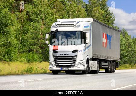 Neuer, weißer DAF XG 480 Lkw Kingsroed Transport zieht Auflieger auf der Autobahn 25 in Richtung Hafen Hanko. Raasepori, Finnland. 7. Juli 2023. Stockfoto